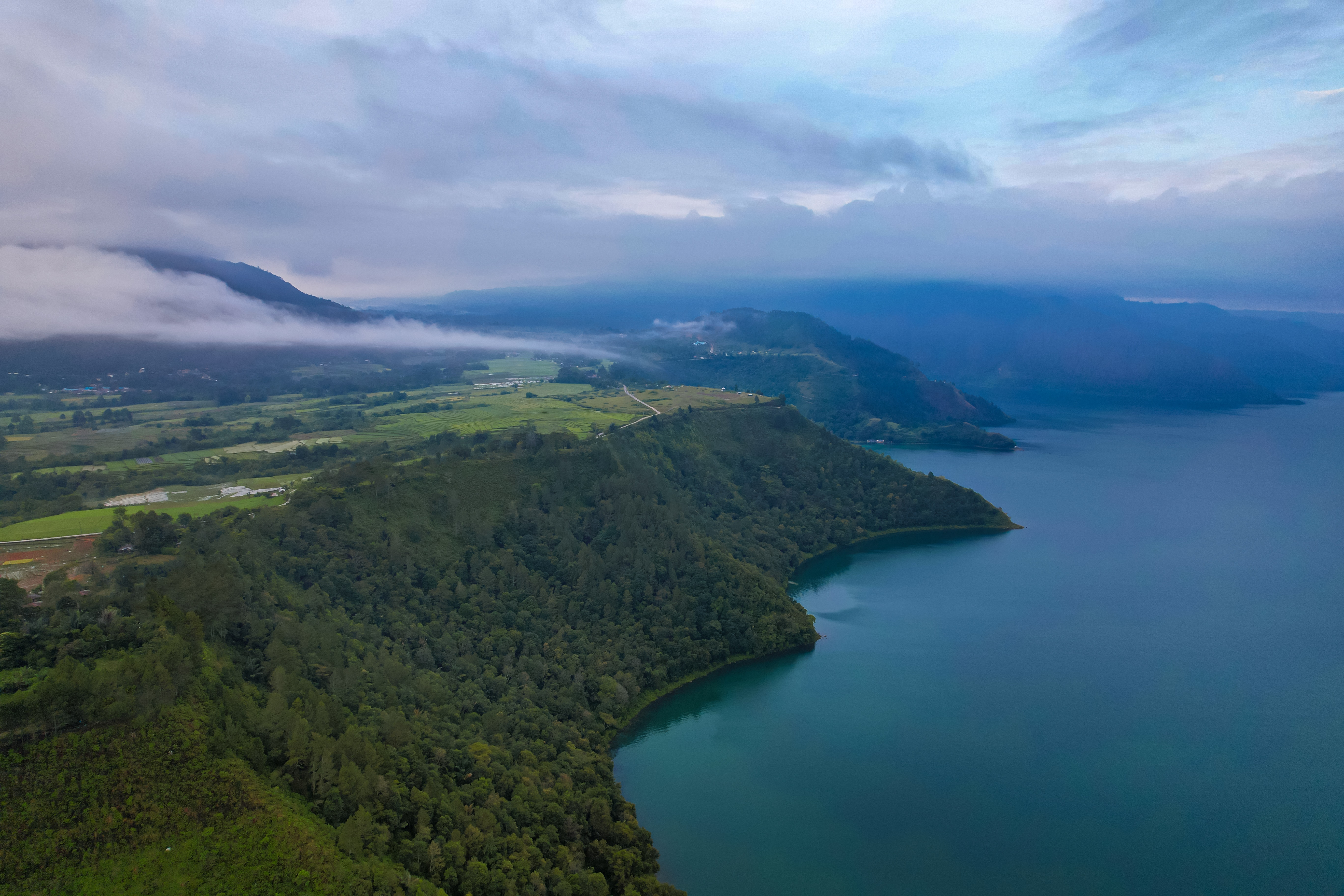 Toba, největší sopečné jezero na světě